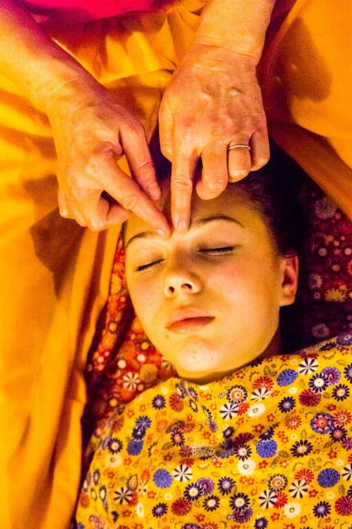 massage mukha abhyanga